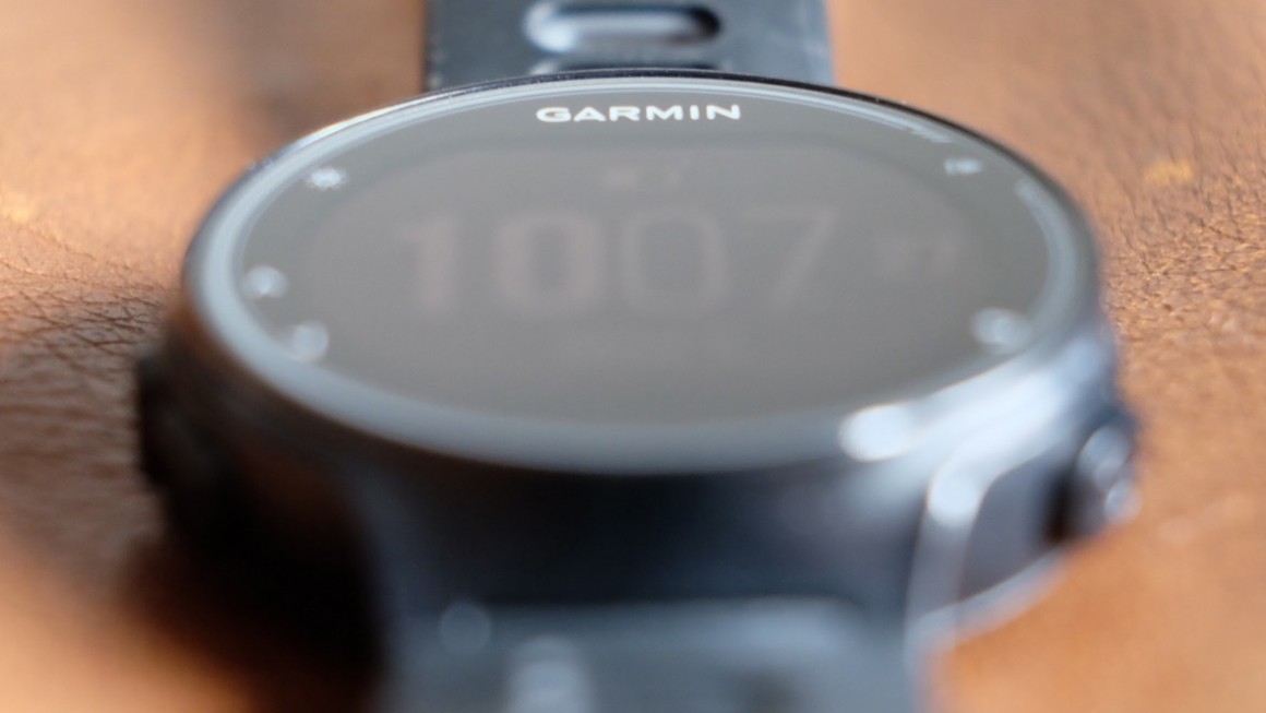 review đồng hồ Garmin Forerunner 735XT